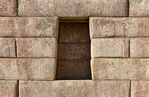 trapezoidowa jama i ściana inków, machu picchu, peru - calca zdjęcia i obrazy z banku zdjęć