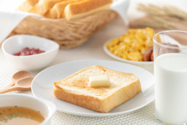 brot und butter auf dem frühstückstisch - milk bread stock-fotos und bilder