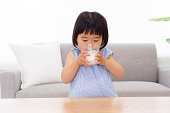 新鮮なミルクを飲む小さな女の子