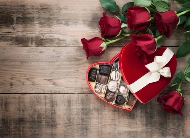 caja de chocolates y rosas rojas de san valentín - wood single flower flower bouquet fotografías e imágenes de stock