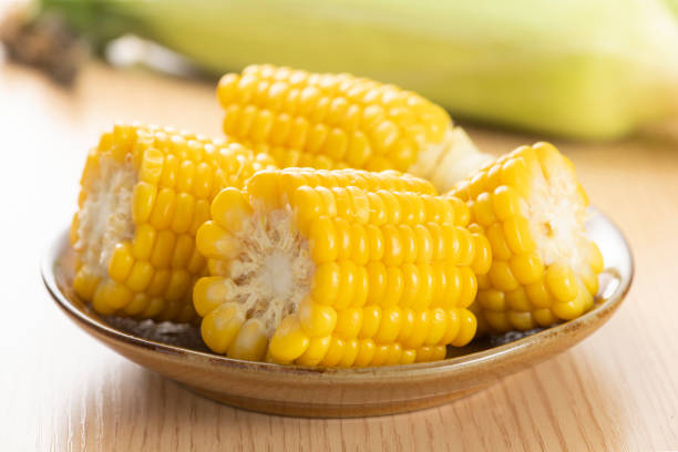 gotowana kukurydza cukrowa na talerzu - corn on the cob corn cooked boiled zdjęcia i obrazy z banku zdjęć