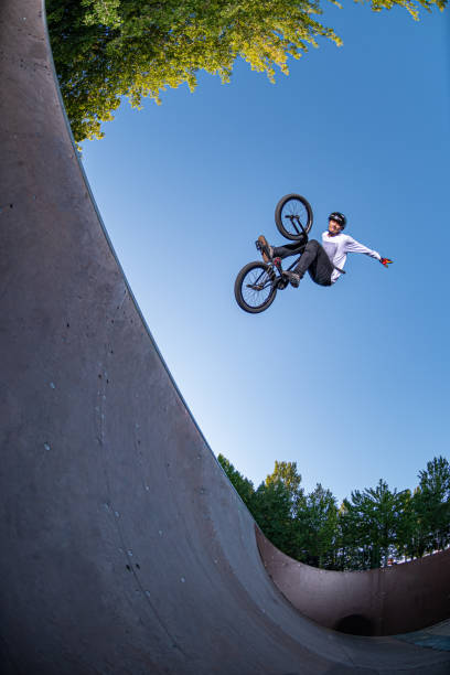 bmx bike stunt - bmx cycling sport teenagers only teenager fotografías e imágenes de stock