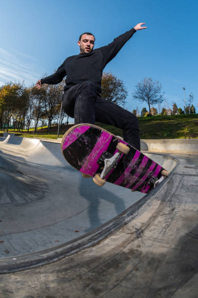 skateboarder sur une mouture - grinding photos et images de collection