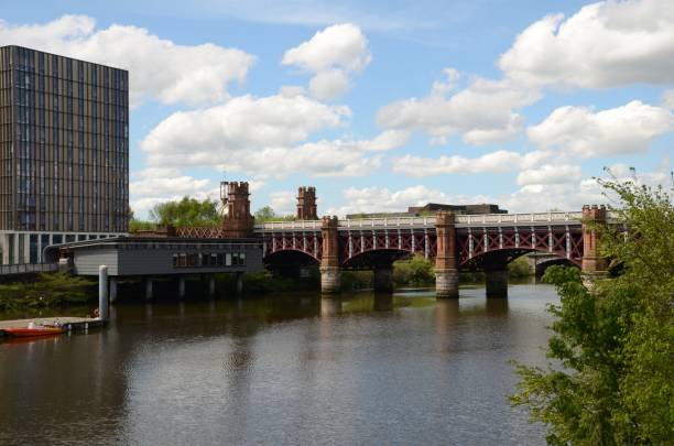 city union bridge cruzando el río clyde en glasgow, escocia, reino unido - glasgow clyde river river city fotografías e imágenes de stock