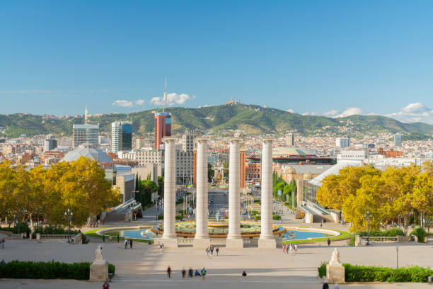 「プラカ・デ・レ・カスケード」と呼ばれる広場を歩く人々の眺め - plaza de espana barcelona street catalonia ストックフォトと画像