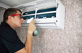 reinigung-der-klimaanlage-von-staub-schi