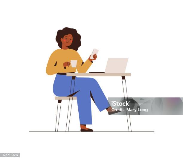 Ilustración de Mujer Negra Charlando En Un Teléfono Inteligente Sentado En La Mesa De La Cafetería Feliz Freelance O Mujer De Oficina Que Trabaja De Forma Remota Utilizar Un Ordenador Portátil y más Vectores Libres de Derechos de Personas