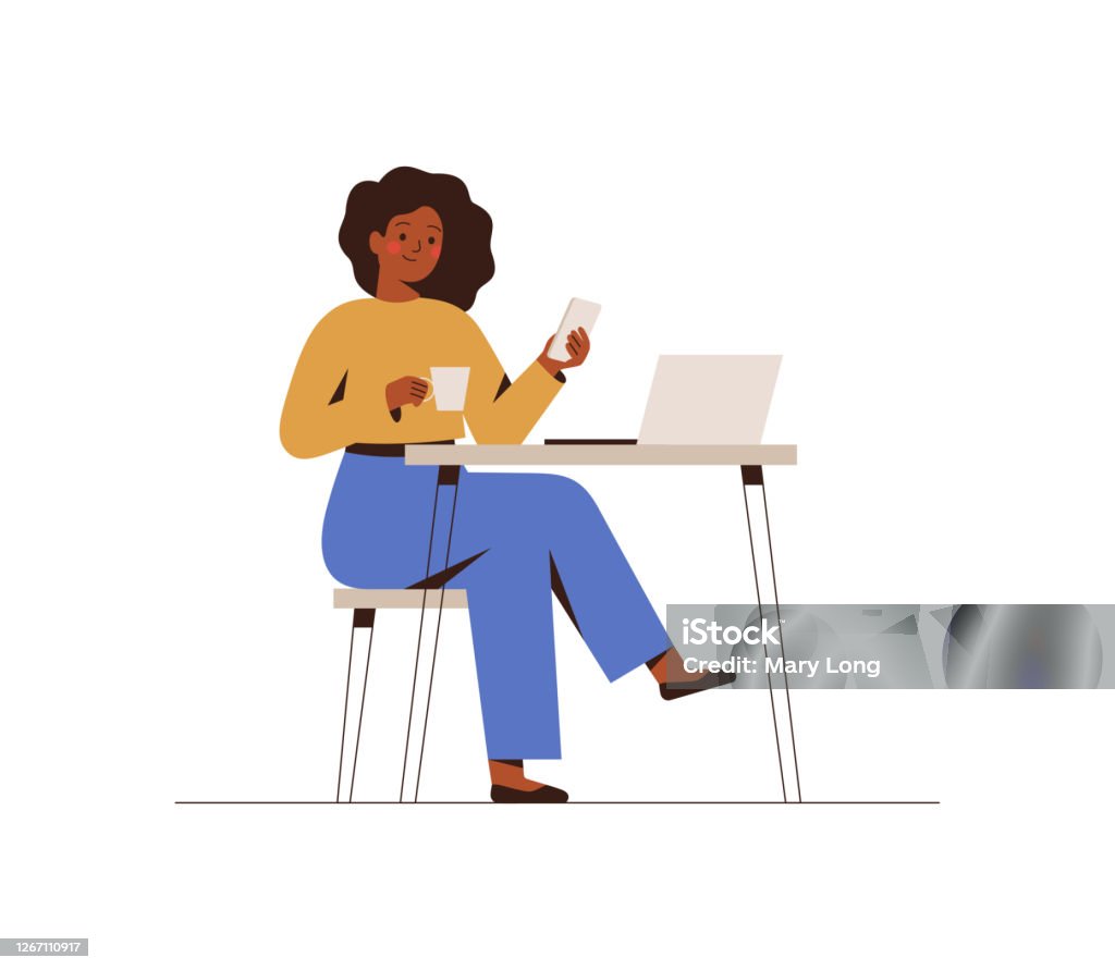 黑人婦女坐在咖啡桌旁的智慧手機上聊天。快樂自由職業者或辦公室女性遠端使用筆記型電腦。 - 免版稅人圖庫向量圖形