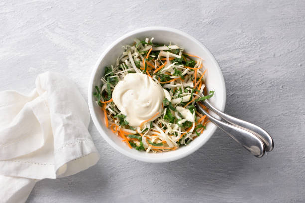 ensalada casera de ensalada de colza saludable con col rizada en tazón blanco sobre fondo texturizado gris - cabbage close up food fork fotografías e imágenes de stock