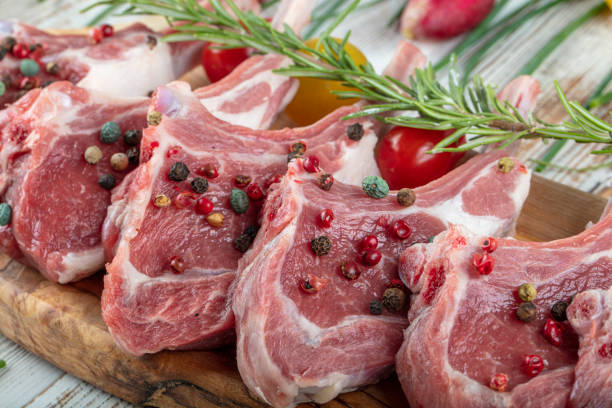 生のラムチョップスパイスとハーブは木製の背景にクローズアップ。 - rack of lamb chop raw meat ストックフォトと画像