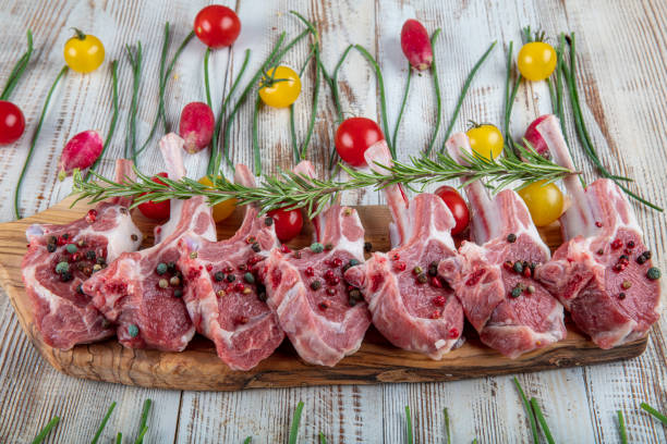 生のラムチョップスパイスとハーブは木製の背景にクローズアップ。 - rack of lamb chop raw meat ストックフォトと画像