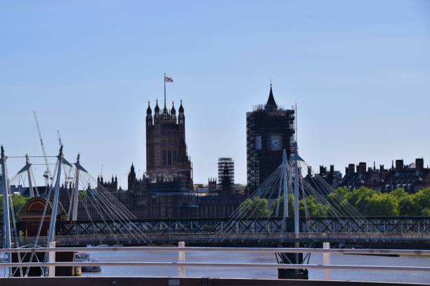 big ben, izby parlamentu i hungerford bridge i golden jubilee bridges, londyn - houses of parliament london london england famous place panoramic zdjęcia i obrazy z banku zdjęć