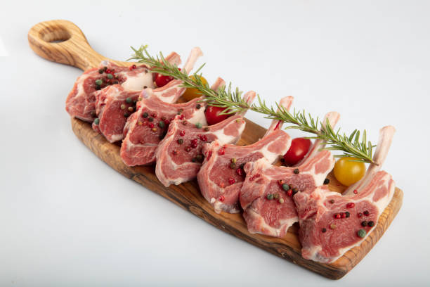 生のラムチョップスパイスとハーブは木製の背景にクローズアップ。 - rack of lamb chop cutlet food ストックフォトと画像