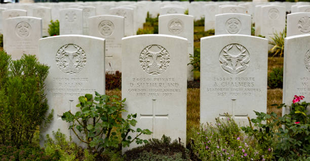 gedenkfriedhof aus dem großen krieg - flanders war grave war memorial stock-fotos und bilder