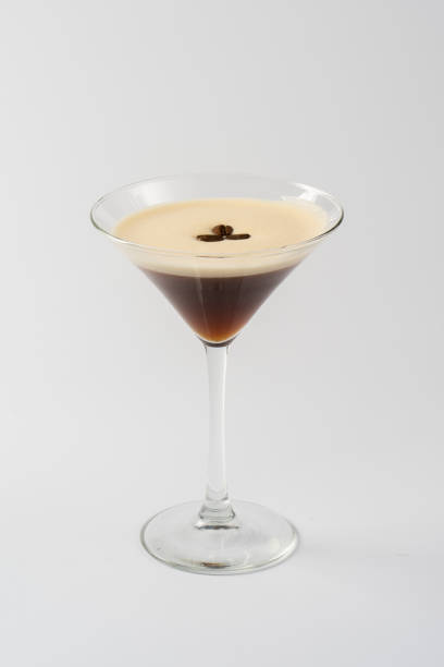 白い背景にガラスガラスのアルコールコーヒーカクテル - hard liqueur ストックフォトと画像