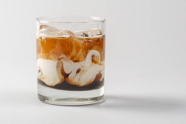 алкогольный кофе сливочный коктейль в стеклянном стакане на белом фоне - chocolate brown фотографии стоковые фото и изображения