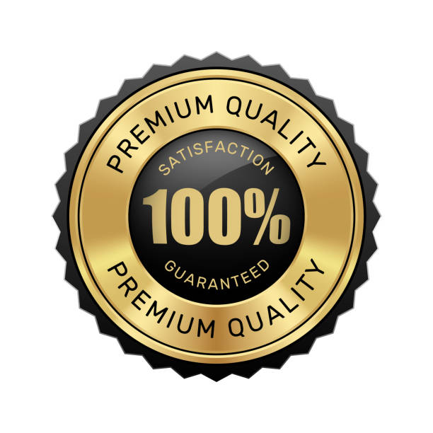 100% zufriedenheit garantiert premium-qualitätsabzeichen schwarz und gold glänzend metallic luxus-logo - reliability stock-grafiken, -clipart, -cartoons und -symbole