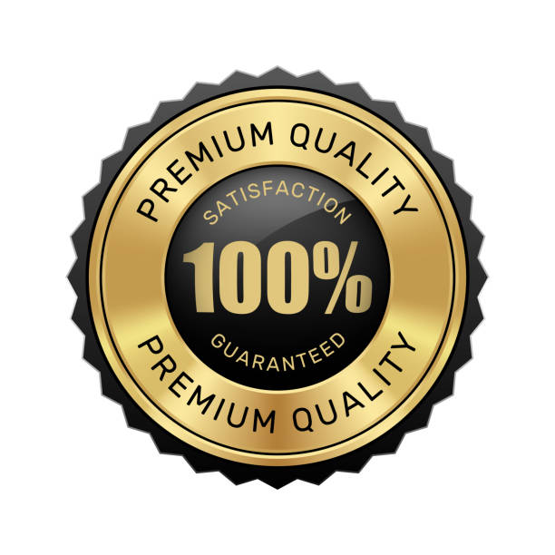 illustrations, cliparts, dessins animés et icônes de 100% satisfaction garantie de qualité supérieure badge noir et or brillant logo de luxe métallique - fiabilité