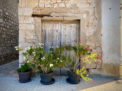 Puerta de entrada vintage en casa de piedra mediterránea tradicional. photo