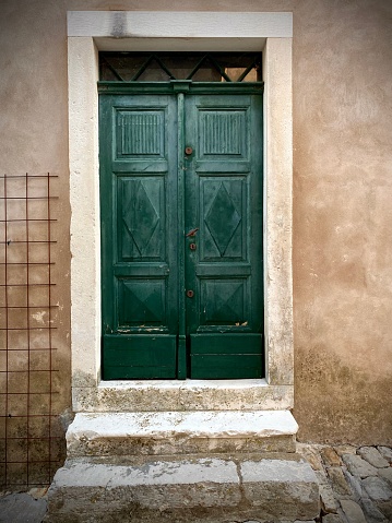 Puerta de entrada vintage en casa de piedra mediterránea tradicional. photo