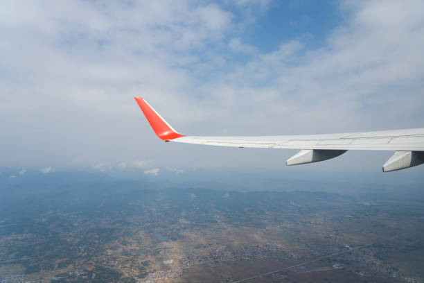 Sky and wing Sky and wing stratosphere airplane cloudscape mountain stock pictures, royalty-free photos & images