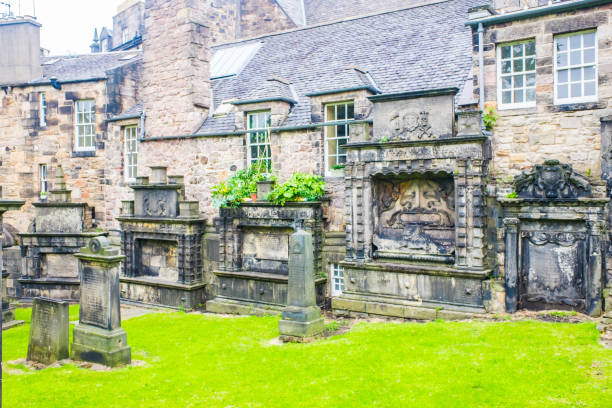 территория грейфрайарс кирк, церковь в эдинбурге старый город, шотландия, великобритания. - greyfriars church стоковые фото и изображения