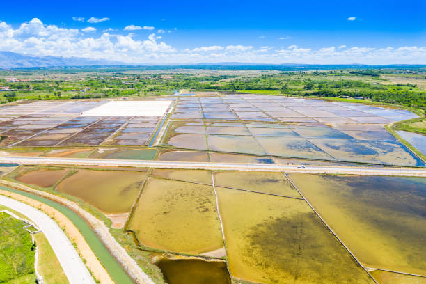 vista aérea de los campos productores de sal cerca de la ciudad de nin en dalmacia, croacia - desalination fotografías e imágenes de stock