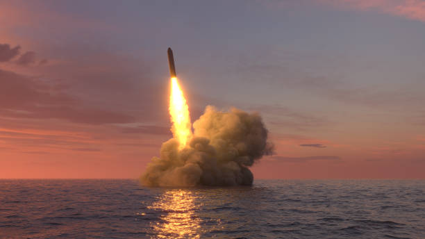 lancio di missili balistici dall'acqua al tramonto - under attack foto e immagini stock