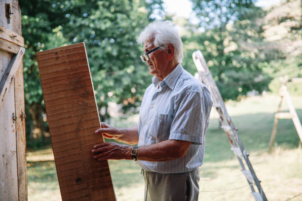 istock Senior man making new flooring for the weekend house 1267153032