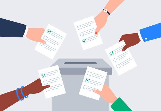 głosują różni ludzie. ręce wkładają papierowe karty do głosowania do urny wyborczej. wybory demokratyczne. - voting election ballot box voting ballot stock illustrations