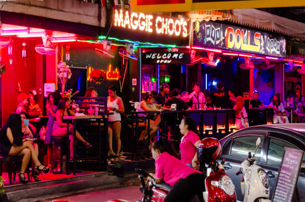 locali notturni di pattaya - prostitution night horizontal outdoors foto e immagini stock