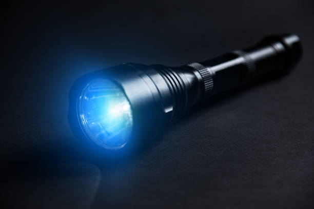 фонарик луч света от портативного полицейского фонаря. - black flashlight light bulb electricity стоковые фото и изображения