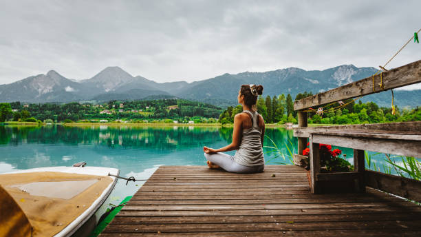 自然への再接続 - 屋外瞑想とヨガ - yoga outdoors hippie people ストックフォトと画像
