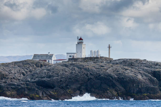 vista da ilha de marstein e farol, construída em 1887 - lighthouse beacon sailing storm - fotografias e filmes do acervo