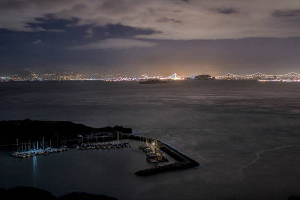 port de sausalito la nuit - sausalito photos et images de collection