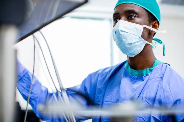 médico preparando una máquina de anestesia para la cirugía - anestesista fotografías e imágenes de stock