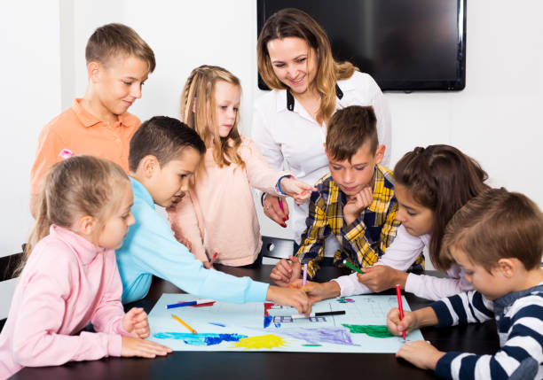 istock Team of elementary age children  drawing 1267176987