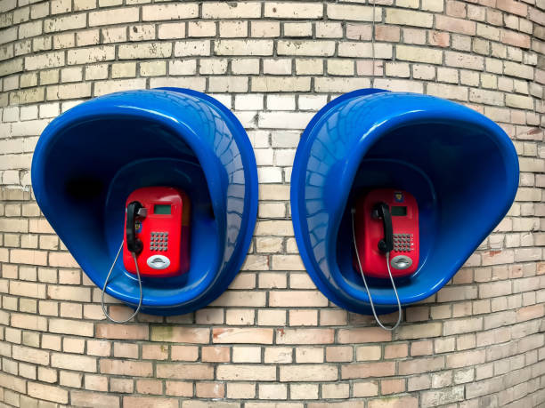 une vieille boîte de téléphone soviétique de ville sur le mur blanc de brique - pay phone brick wall telephone old photos et images de collection