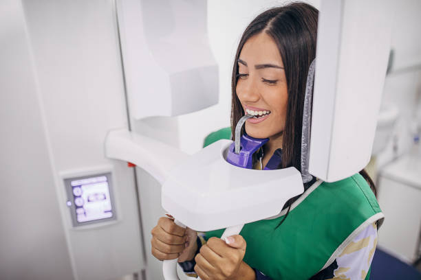 歯科診療所で歯科x線を服用している女性患者 - 歯 写真 ストックフォトと画像