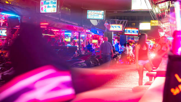 scena di strada con i famosi bar di pattaya, thailandia - gogo bar foto e immagini stock