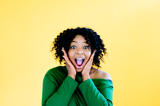 Retrato de joven mujer negra mostrando expresión de sorpresa photo