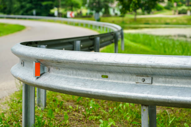 전경에 금속 보호 장벽이 있는 아스팔트 도로 굽힘 - crash barrier 뉴스 사진 이미지