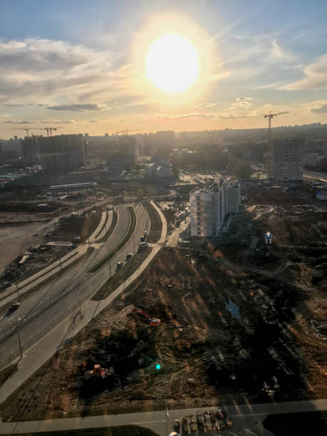 vista soleada de nuevos edificios, edificios en construcción, casas nuevas. arena y desenterró la suciedad para un barrio moderno y de moda. construcción en el centro de la ciudad bajo un cielo azul - 5601 fotografías e imágenes de stock