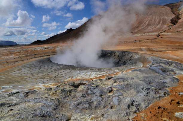 пейзажи исландии - район хот-спрингс хверир - sulphur landscape fumarole heat стоковые фото и изображения