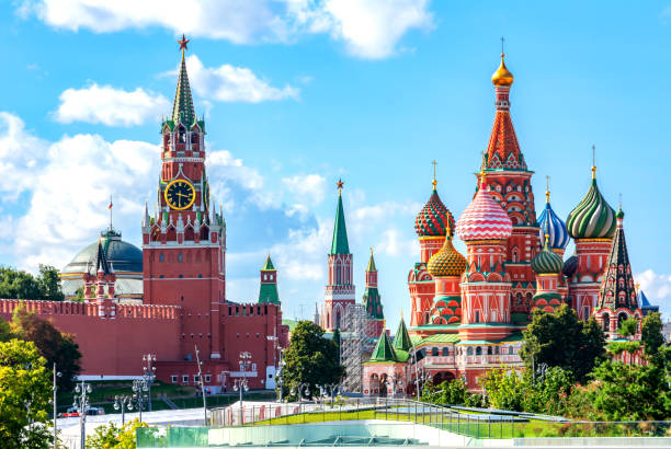 catedral de vasili el beato (catedral de san basilio) y torre spasskaya en la plaza roja, moscú, rusia - moscow russia russia red square st basils cathedral fotografías e imágenes de stock