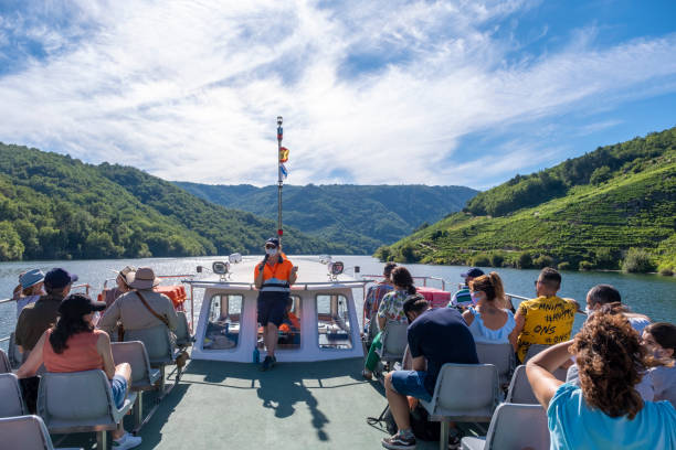 visita guiada en catamarán por el río sil en la ribeira sacra de lugo - vine fotografías e imágenes de stock