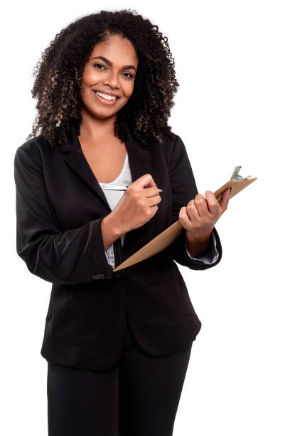 흰색 배경에 고립 된 쾌활하고 웃는 브라질 흑인 여성 - inspector clipboard businesswoman white collar worker 뉴스 사진 이미지
