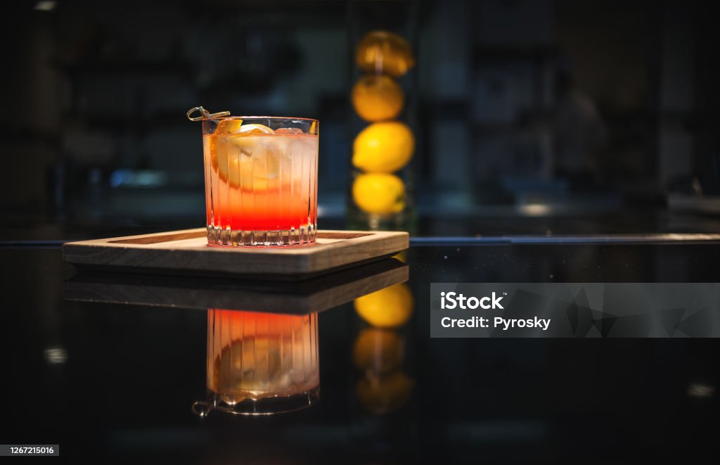 Old Fashioned auf der Bar - Lizenzfrei Cocktail Stock-Foto