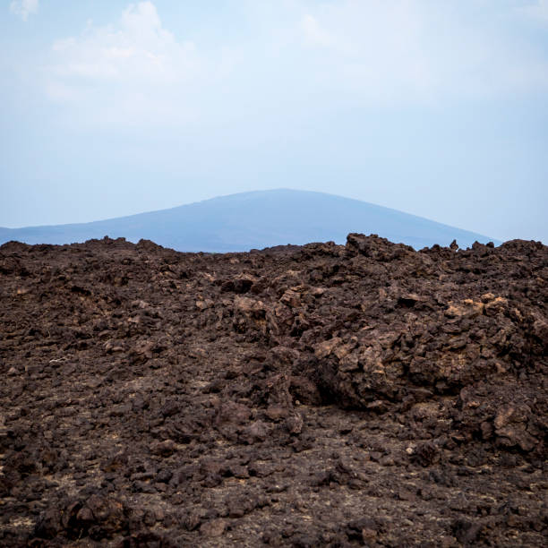 felsige landschaft mit dem vulkan erta ale am horizont in äthiopien, afrika - afar desert stock-fotos und bilder