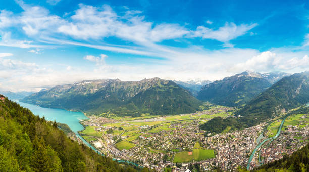 インターラーキーンのパノラマビュー - swiss culture european alps house brienz ストックフォトと画像